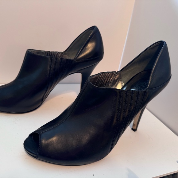 Beautiful 4’ leather heel by Guess - Picture 2 of 8